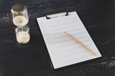 ahşap masada işaretlemek için durumlarda boş liste ile pano 