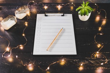 ahşap masada işaretlemek için durumlarda boş liste ile pano 