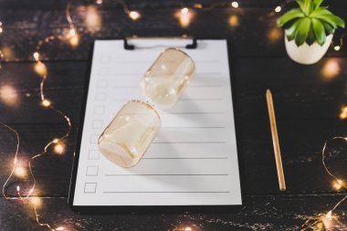 ahşap masada işaretlemek için durumlarda boş liste ile pano 