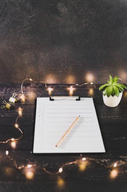 ahşap masada işaretlemek için durumlarda boş liste ile pano 