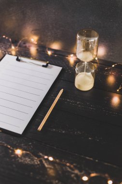 ahşap masada işaretlemek için durumlarda boş liste ile pano 