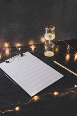 ahşap masada işaretlemek için durumlarda boş liste ile pano 