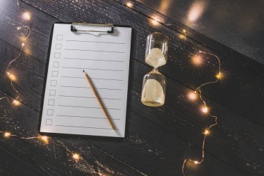 ahşap masada işaretlemek için durumlarda boş liste ile pano 