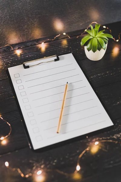 ahşap masada işaretlemek için durumlarda boş liste ile pano 