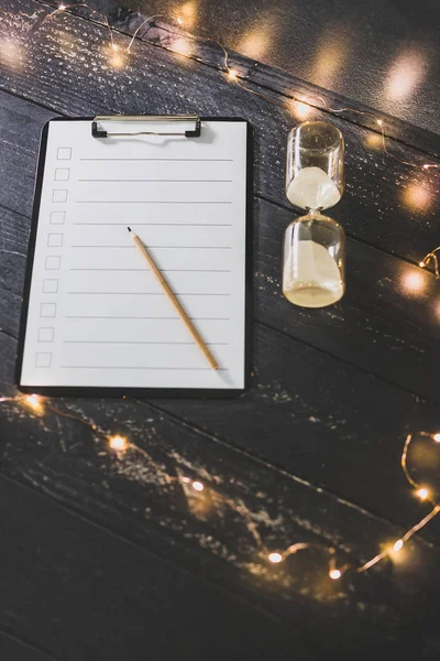 ahşap masada işaretlemek için durumlarda boş liste ile pano 