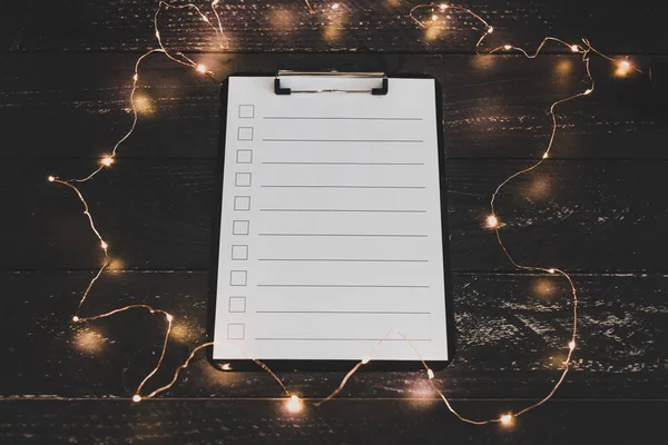 ahşap masada işaretlemek için durumlarda boş liste ile pano 