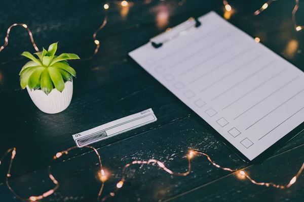 ahşap masada işaretlemek için durumlarda boş liste ile pano 