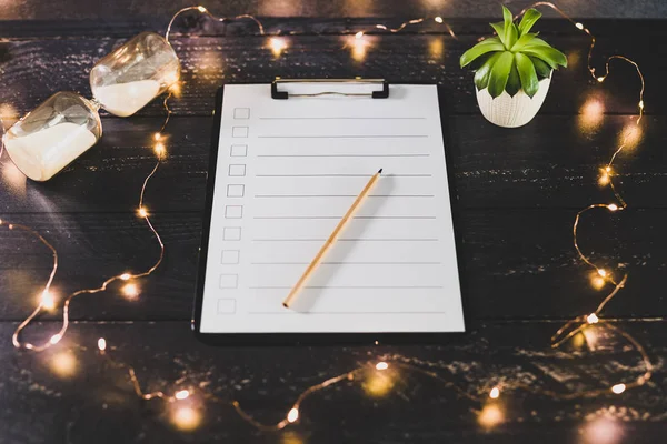 ahşap masada işaretlemek için durumlarda boş liste ile pano 