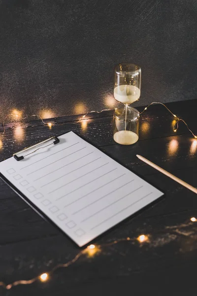 ahşap masada işaretlemek için durumlarda boş liste ile pano 