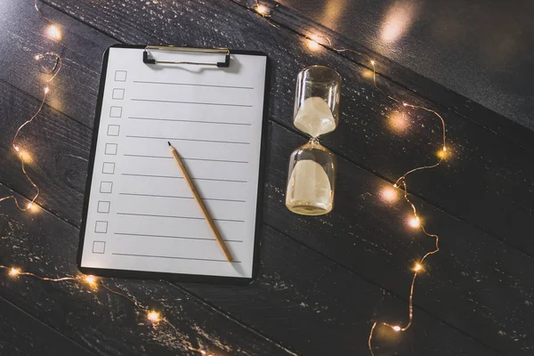 ahşap masada işaretlemek için durumlarda boş liste ile pano 