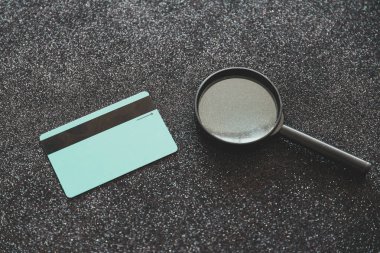 ödeme kartı ve büyüteç siyah glitter üzerinde analiz 