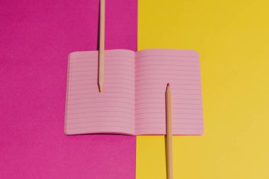 zıt sarı ve ma boş pembe sayfaları ile açık defter