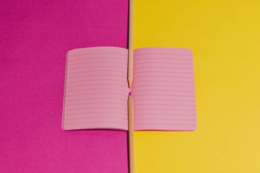 zıt sarı ve ma boş pembe sayfaları ile açık defter