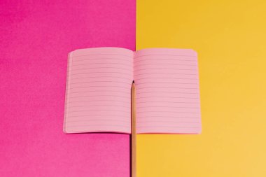 zıt sarı ve ma boş pembe sayfaları ile açık defter
