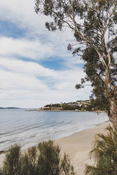 Paisagem de praia em Blackmans Bay, na Tasmânia — Fotografia de Stock