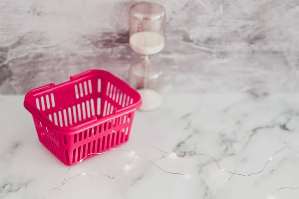 Cesta de la compra de color rosa con concepto de reloj de arena de las ventas flash —  Fotos de Stock