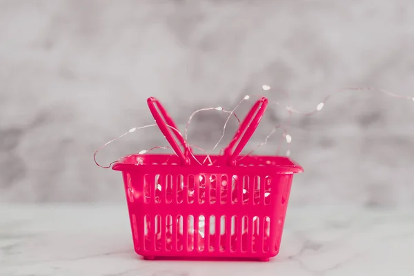 Růžový nákupní košík s víly pro brilantní marketing o — Stock fotografie