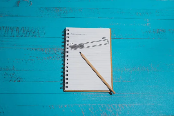 sayfada Brainstorming başlığı ve ilerleme çubuğu loadi ile dizüstü bilgisayar