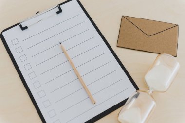 gelen kutusu stres kavramı e-posta minyatür ve hourglas ile kontrol listesi