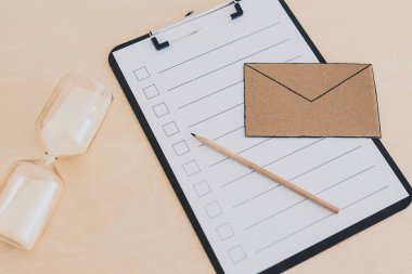 gelen kutusu stres kavramı e-posta minyatür ve hourglas ile kontrol listesi