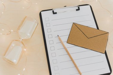 gelen kutusu stres kavramı e-posta minyatür ve hourglas ile kontrol listesi