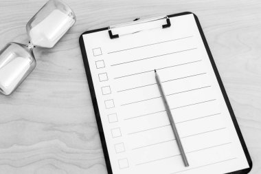 boş kontrol listesi ve hourglas ile verimlilik temalı natürmort