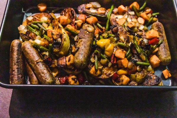 vegan sosis patates ve karışık kavrulmuş veggi ile fırın tepsisi