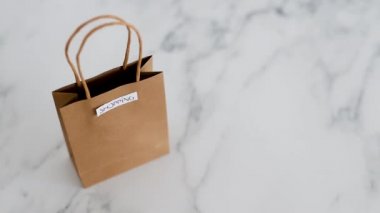 el başka bir çanta yanında mermer masaya Crazy Shopping etiketli çanta yerleştirerek Alışveriş işaretli