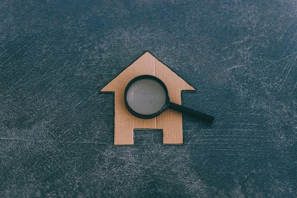 Buying or moving house miniature with magnifying glass analyzing — Stock Photo, Image