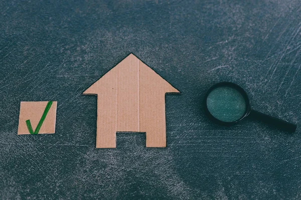 Comprar o mover casa en miniatura con lupa analizando — Foto de Stock