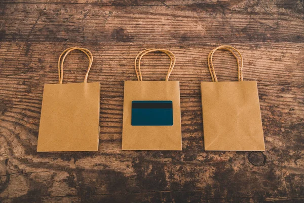 Grupo de compras y comercialización de bolsas de papel con pago — Foto de Stock