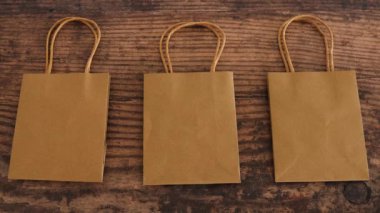 alışveriş ve pazarlama konsepti, üstüne ödeme kartı iniş ile masa üzerinde kağıt alışveriş çantaları grubu