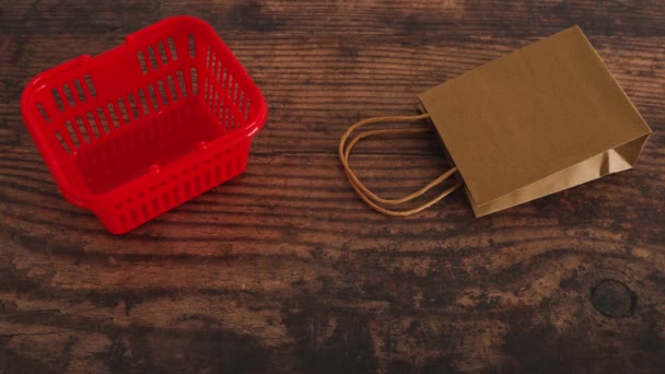 营销和消费主义理念 购物篮和袋与信用卡飞入现场 — 图库视频影像