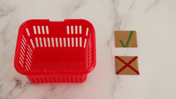 Añadir a la cesta o no, la mano colocando el cursor junto a No con cruz — Vídeos de Stock