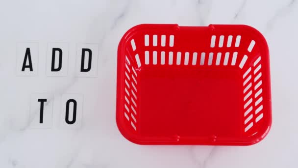 网上购物比喻 添加购物车文本与手放光标在购物篮内 — 图库视频影像