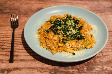 lahana ve vegan peynir tepesi ile sebze risotto