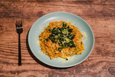 lahana ve vegan peynir tepesi ile sebze risotto