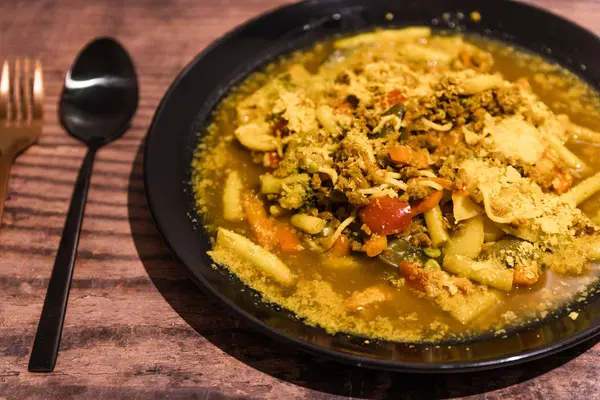 Pikantna zupa warzywna WTH wegańskie Mince i tartym wegańskim serem — Zdjęcie stockowe