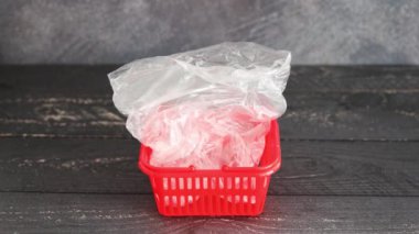 tek kullanımlık plastik kirliliği ve ekoloji kavramı, plastik torba kağıt torba ile değiştiriliyor