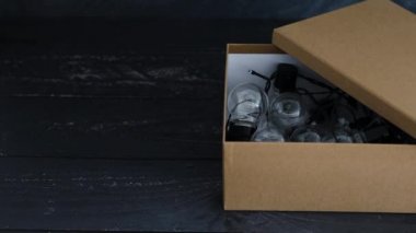 kutu kavramı dışında düşünmek, el fikir ampul kapma ve içinde diğer ampuller ile açık bir kutu dışında yerleştirerek