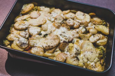 bitki bazlı patates ve sebzeler vegan peynir tepesi ile fırında bir