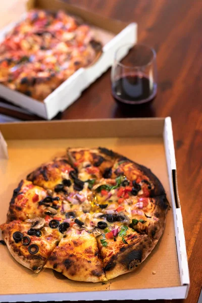 Pizza de lenha vegetariana em caixa de papelão em setti de mesa de madeira — Fotografia de Stock