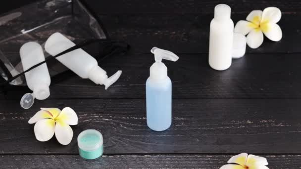 美容行业和水疗概念 手伸手保湿化妆水和获得一些产品 — 图库视频影像