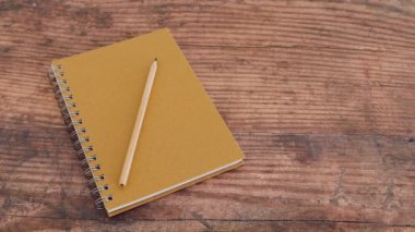 zaman yönetimi kavramı, son tarihler ve zaman çizelgeleri kalem ile defter yanında masaya yerleştirilen kum saati metafor