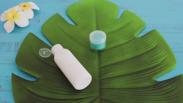 天然美容产品概念 热带叶和花卉设置乳液建议无化学成分 — 图库视频影像