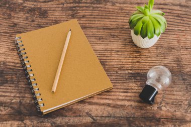 düz dizüstü yanında yaratıcı fikirlerin ampul metafor ve