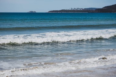 Güney Pasifik'e bakan güneşli el değmemiş ve ıssız plaj 