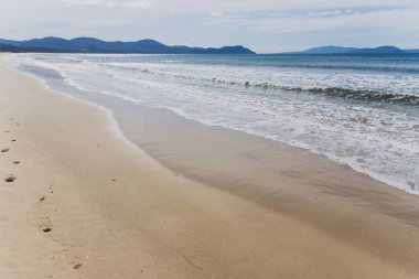 Güney Pasifik'e bakan güneşli el değmemiş ve ıssız plaj 