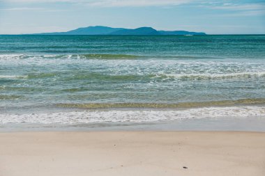 Güney Pasifik'e bakan güneşli el değmemiş ve ıssız plaj 