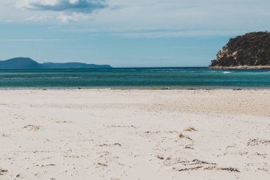 Güney Pasifik'e bakan güneşli el değmemiş ve ıssız plaj 